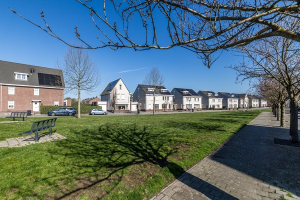 Foto - Te koop: In een rustige en kindvriendelijke woonomgeving staat deze moderne geschakelde twee-onder-een-kapwoning (bouwjaar 2011) met aangebouwde stenen garage, stijlvolle overkapping, vier slaapkamers, twee...